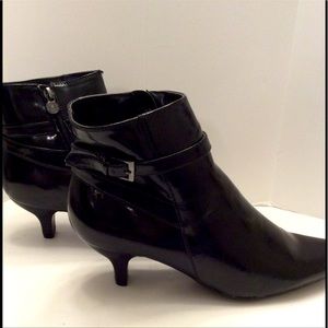 Like new VINTAGE Etienne Aigner Kitten Heel Ankle Boots